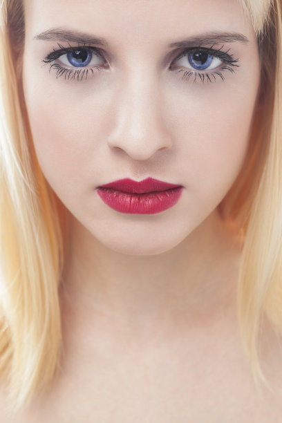 一个有着蓝眼睛的女人的美丽肖像图片下载