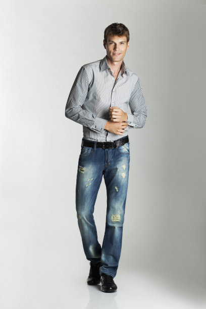 穿着牛仔裤的英俊年轻人图片下载