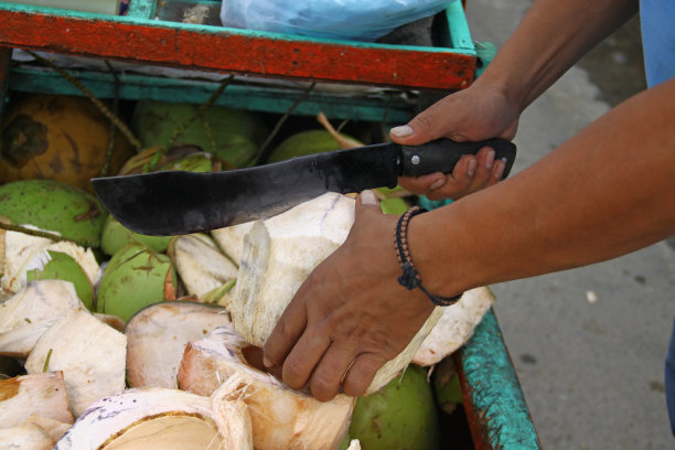 传统卖家正在切椰子图片下载