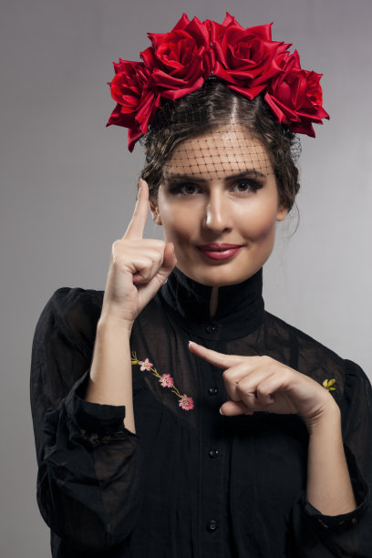 女士戴着发饰用手做标志图片下载