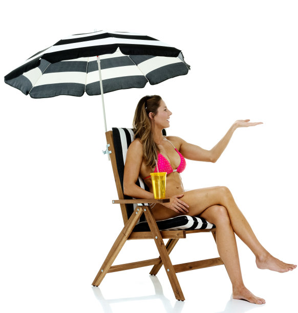 微笑的女性在扶手椅和介绍图片下载