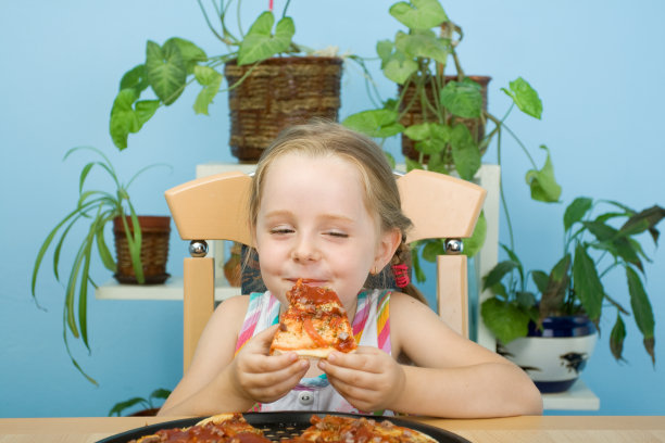 女孩吃披萨图片下载