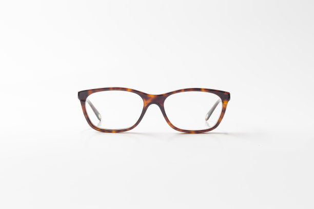 老花镜面对着相机，白色背景图片下载