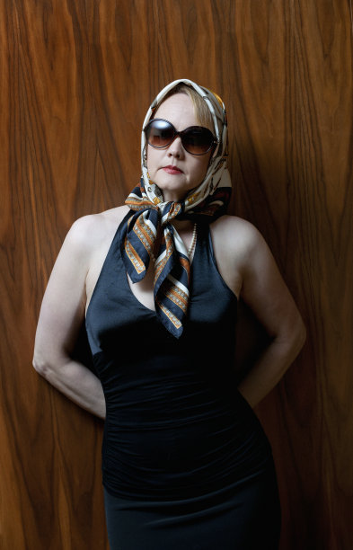 有魅力的女人穿着时髦的夏装图片下载