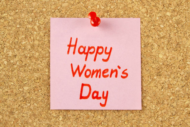 贴在公告板上的妇女节字条素材图片