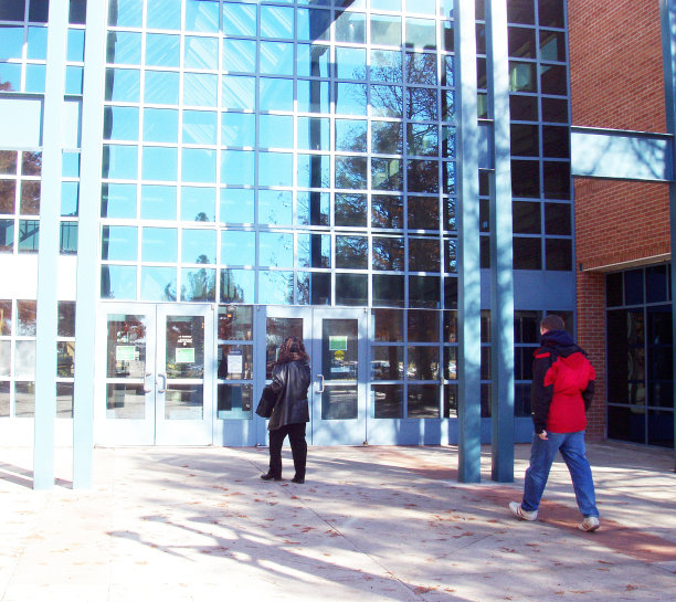 人们进入大楼图片下载