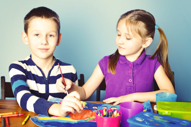 孩子们画出明亮的图画图片下载