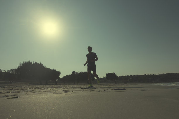 在海边的沙滩上跑步图片下载