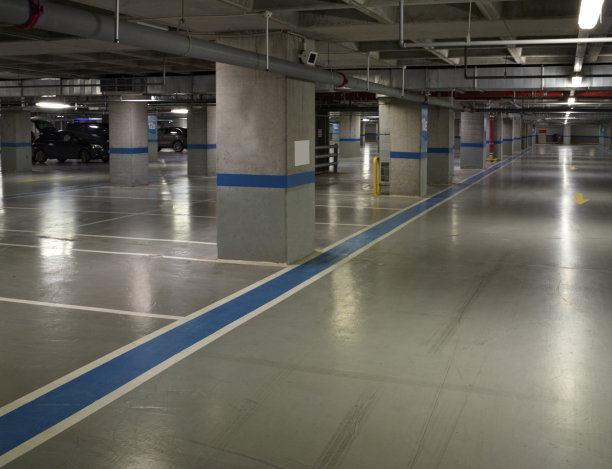 空荡荡的停车场图片下载