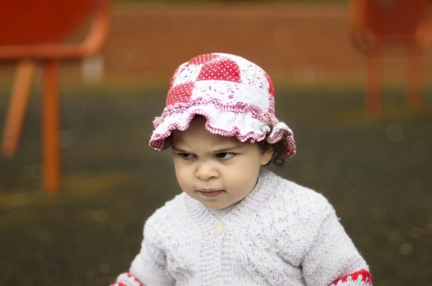 可爱的17个月大的女婴皱眉图片下载