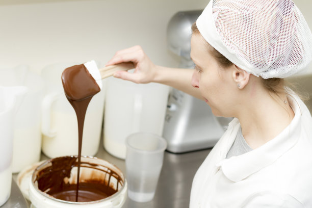 女人准备巧克力冰淇淋-小生意图片下载