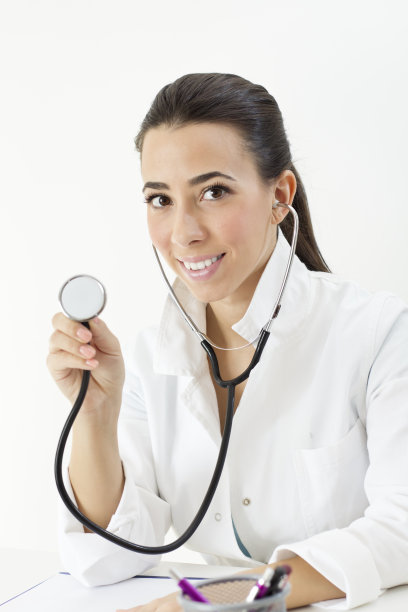带听诊器的年轻女医生图片下载