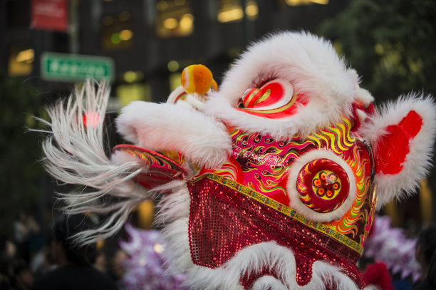 特写的中国狮子服装头在狮舞素材图片