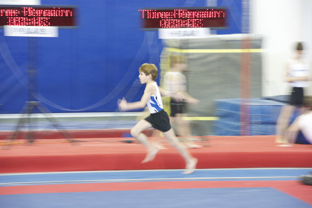 体操运动员跑步模糊动作图片下载
