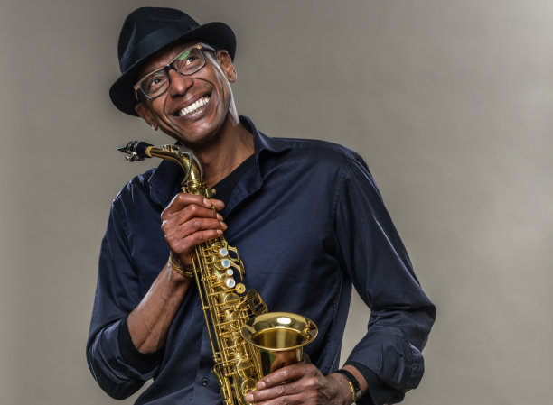 带着萨克斯管微笑的音乐家图片下载