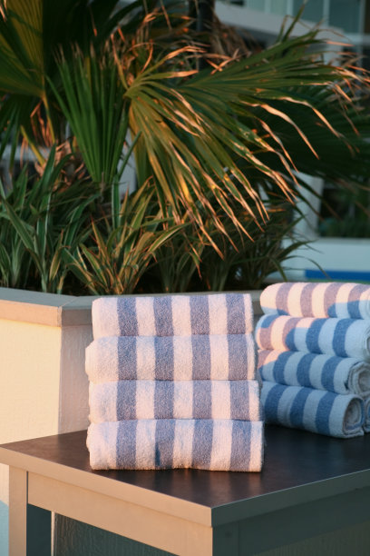 毛巾在游泳池边的滚图片下载