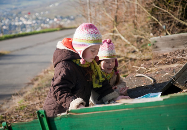 女孩们在旅行，看地图图片下载