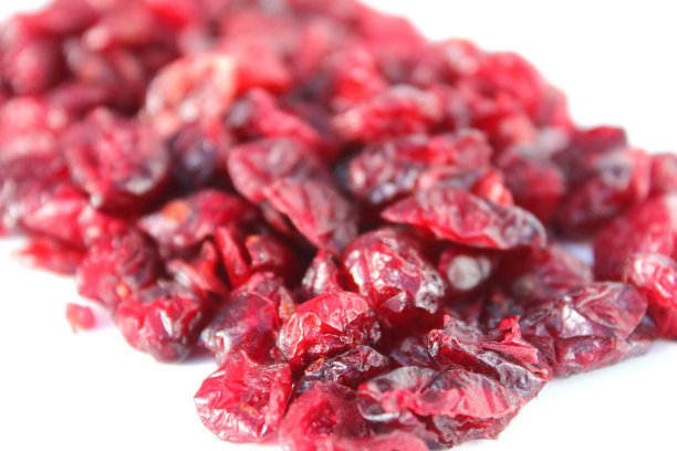 图片显示一堆干蔓越莓/皱巴巴的红蔓越莓健康零食图片下载