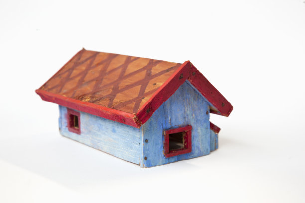 蓝色油漆的木制玩具房子。图片下载