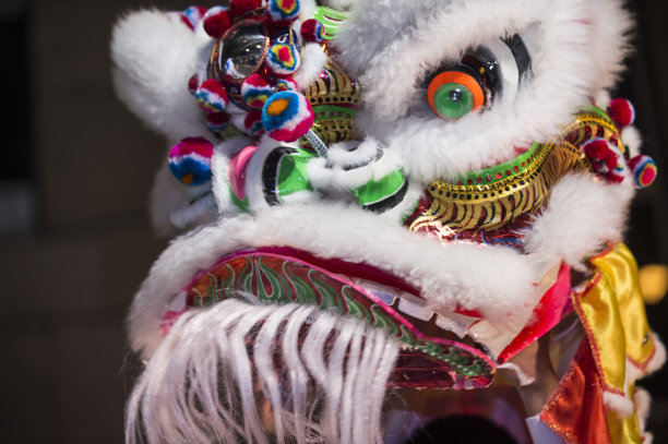 特写的中国狮子服装头在狮舞图片下载