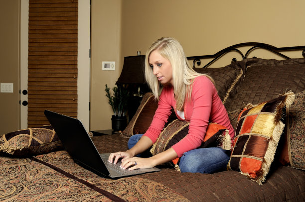 女人用的笔记本电脑图片下载