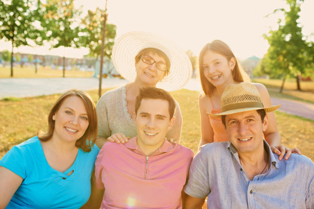 阳光下的家庭纽带图片下载