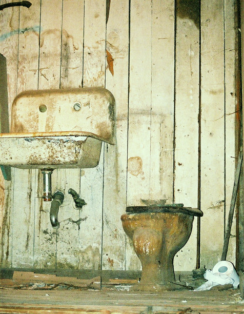 不洁净的浴室图片下载