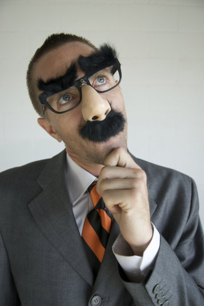 用胡子伪装的商人努力思考图片下载