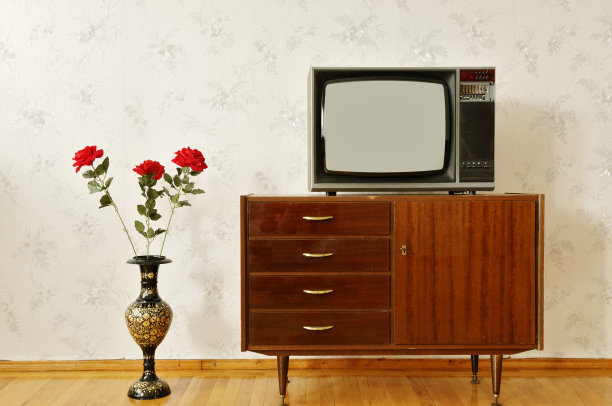 老式的室内-老式的电视机在支架上图片下载