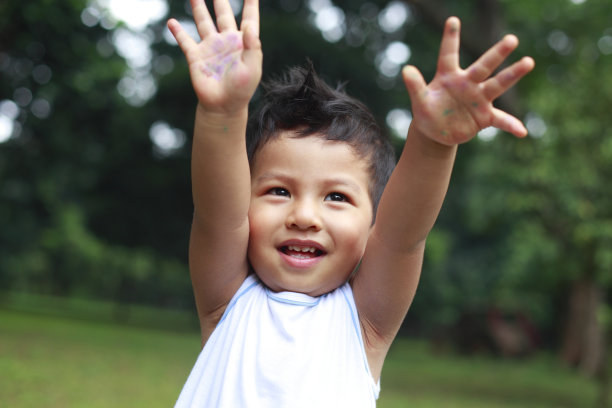 快乐的小男孩图片下载