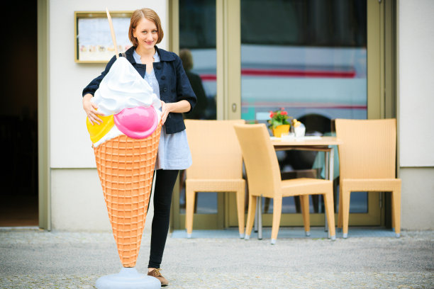 成年女子摆着冰淇淋蛋卷的姿势图片下载