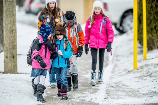 孩子们走路去上学图片下载