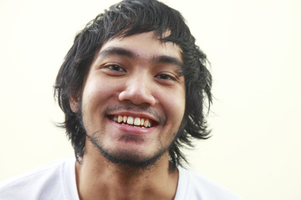 一个快乐的年轻人的特写图片下载