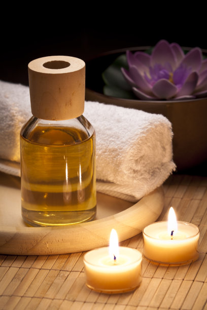 放松的桌子与芳香疗法用品。图片下载