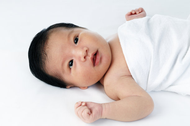 愉快的新生儿躺着图片下载