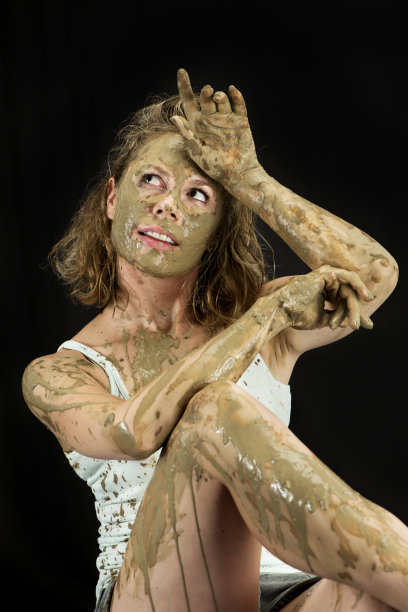 泥泞的陶瓷艺术家图片下载