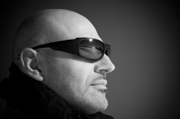 在他的太阳镜里，有美丽的冬季景色图片下载