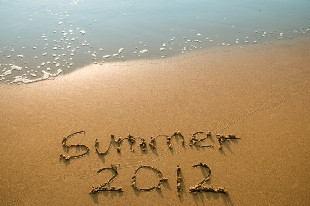 2012年夏天写在沙滩上的日落，海浪图片下载