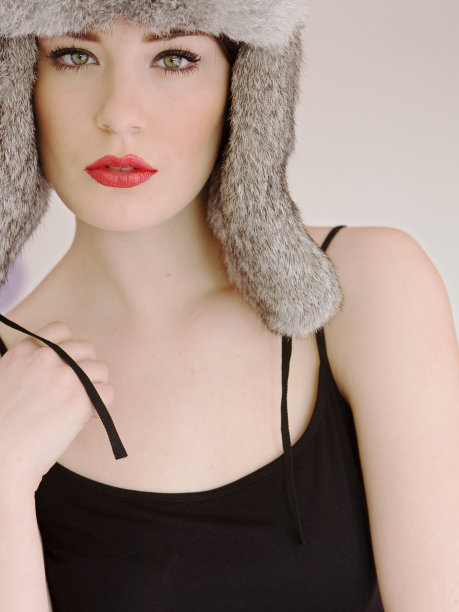 戴着毛皮帽子的迷人女人图片下载