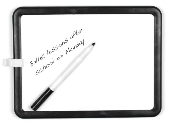 白色留言板和记号笔图片下载