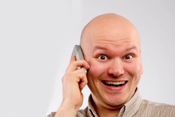 男子在电话中微笑图片下载