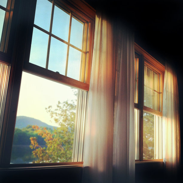窗外的日出图片下载