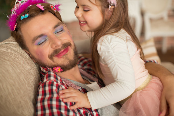 可爱的女儿和她的父亲正在享受公主时光。图片下载