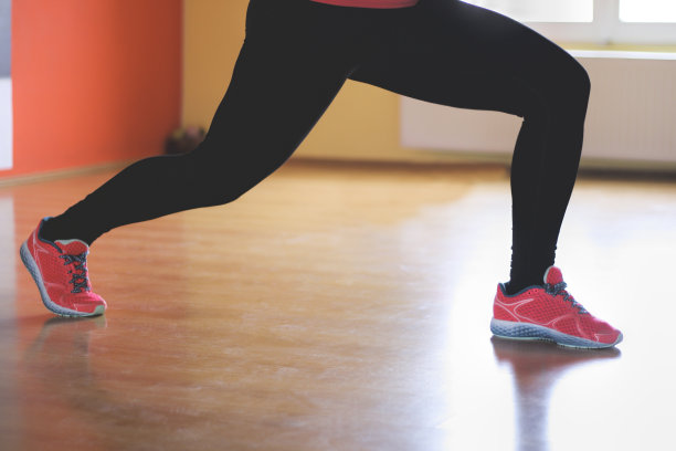 年轻女子蹲着图片下载