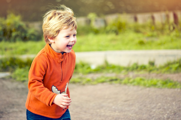 小男孩在户外图片下载