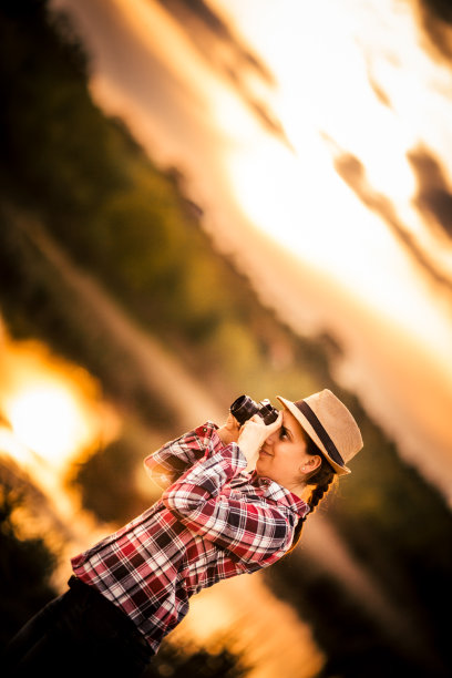 年轻女子使用相机图片下载