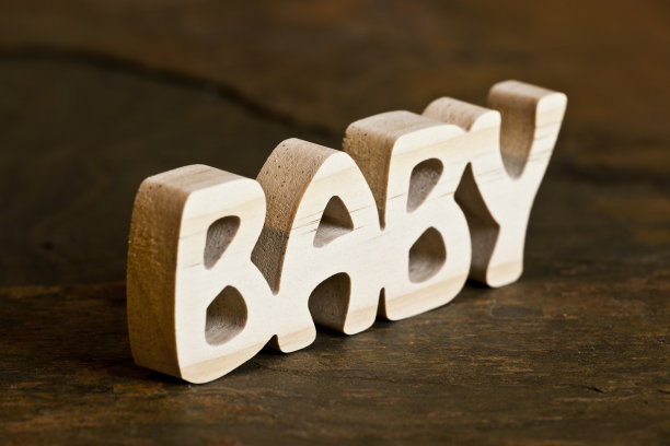 婴儿:由木头手工雕刻的字母图片下载