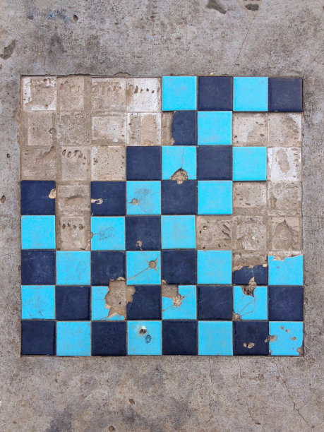 破碎的陶瓷棋盘图片下载