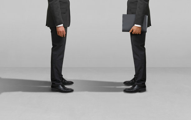 商业合作机会:两个商人准备好沟通、合作图片下载