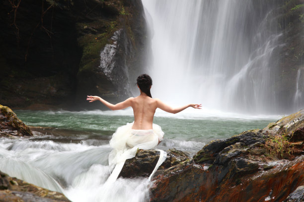 年轻女子练习瑜伽图片下载